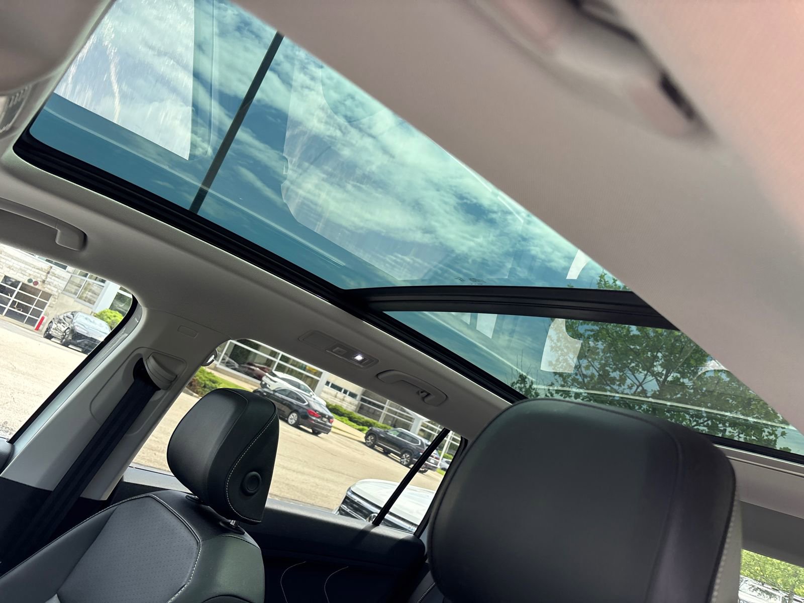 Used 2024 Volkswagen Tiguan SE w/ Panoramic Sunroof Package AWD/4WD image 23