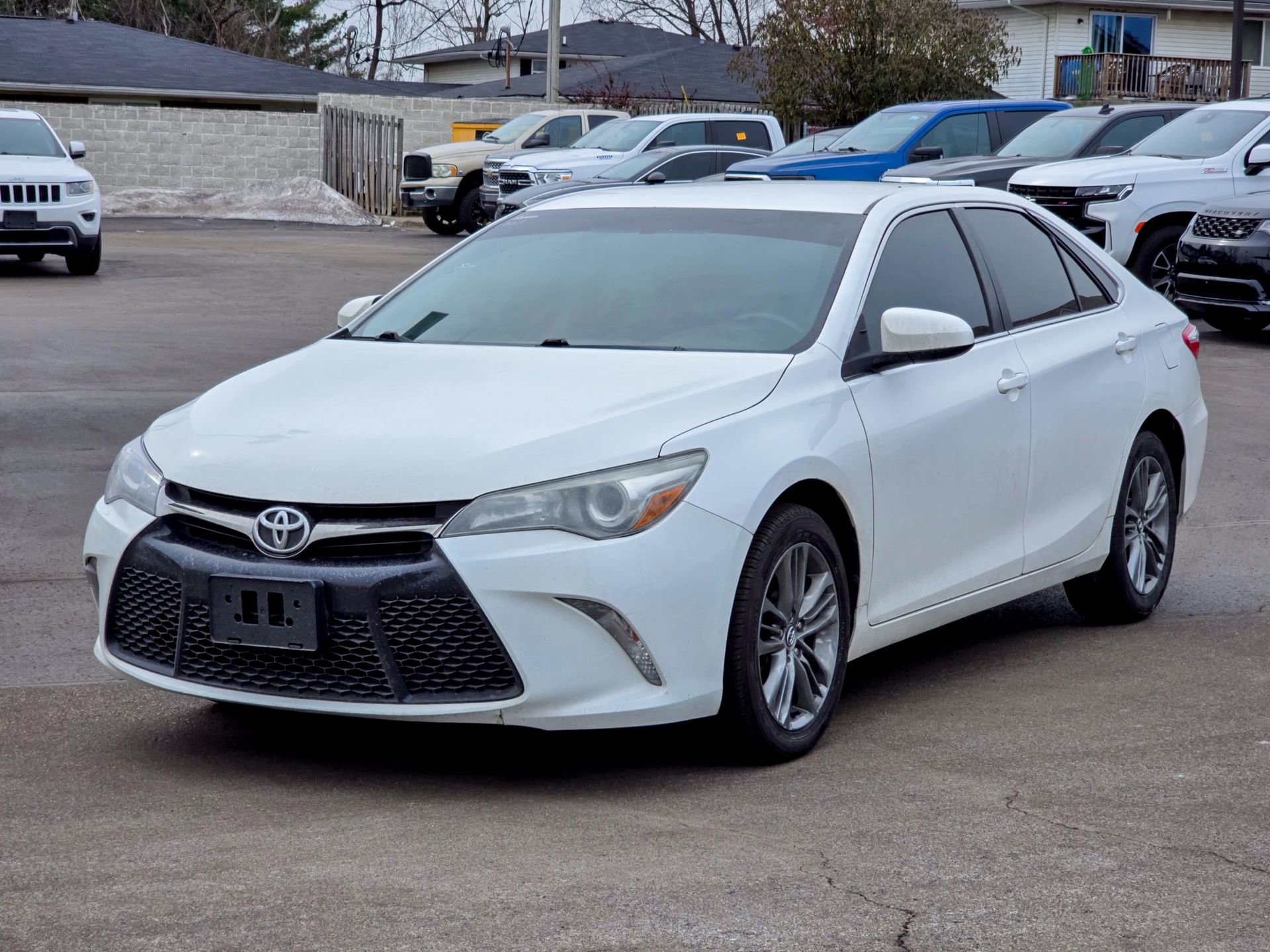 Used 2017 Toyota Camry SE image 3