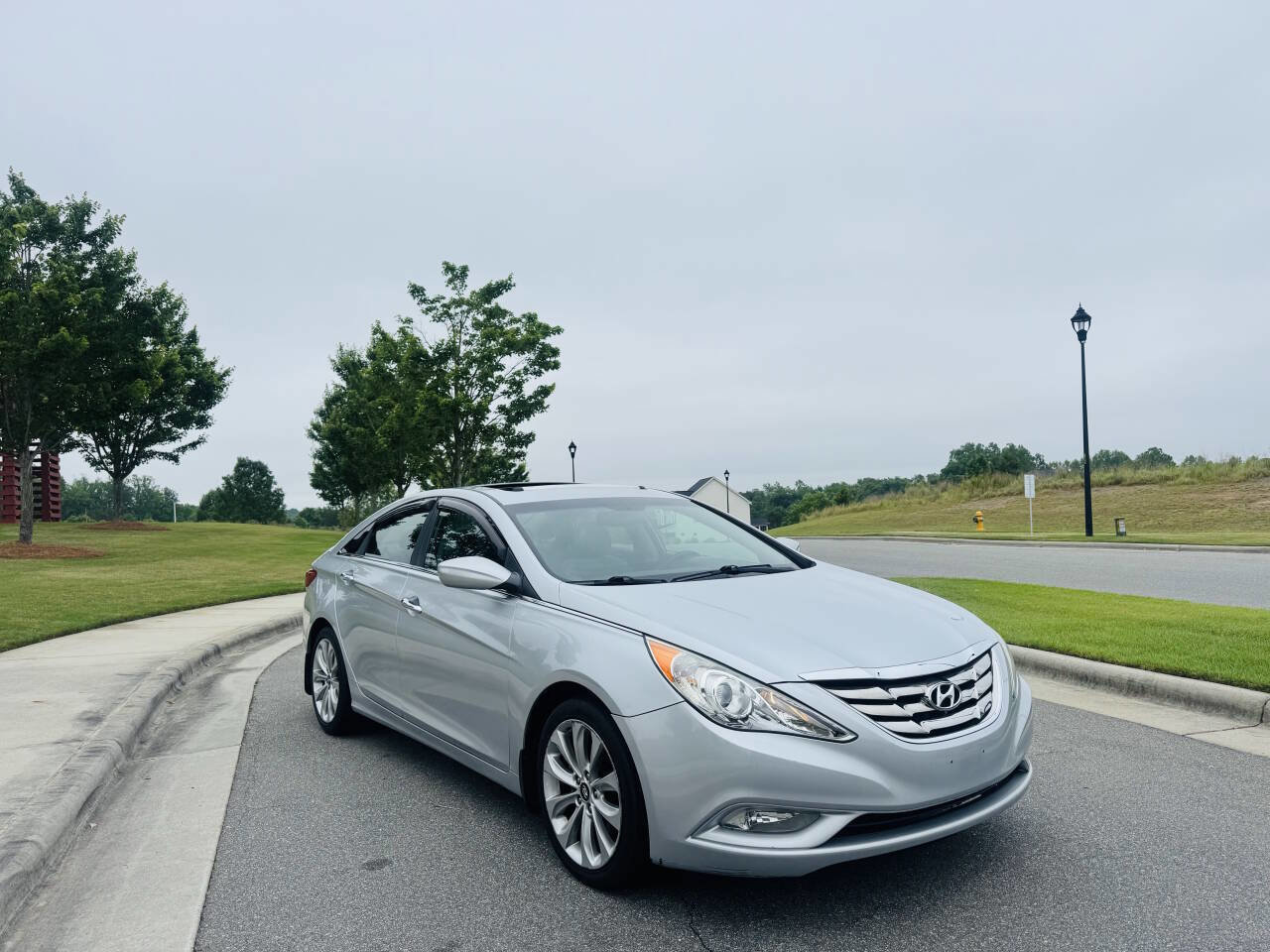 Used 2012 Hyundai Sonata SE w/ Navigation & Sunroof Pkg FWD image 3