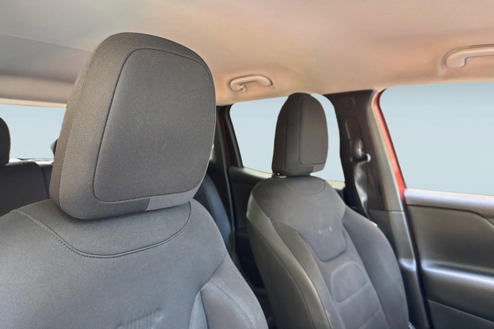 Used 2017 Jeep Renegade Altitude FWD image 24