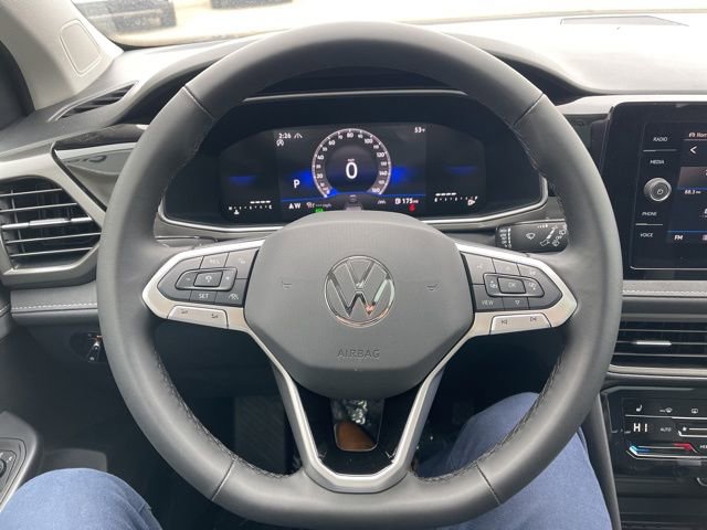 Used 2025 Volkswagen Taos SE image 9