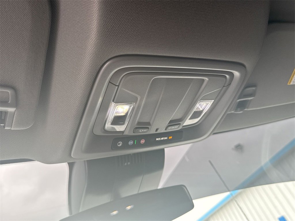 Used 2025 Chevrolet Silverado 2500 Custom image 17