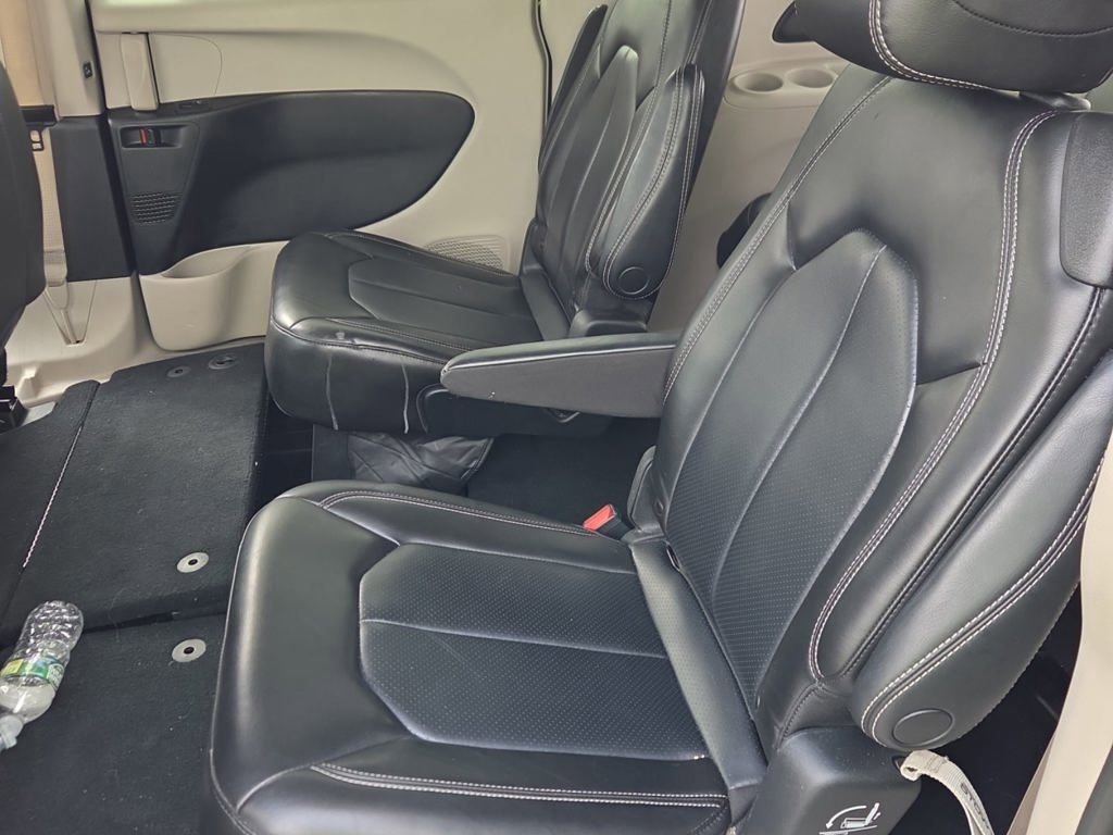 Used 2023 Chrysler Pacifica Touring-L FWD image 11