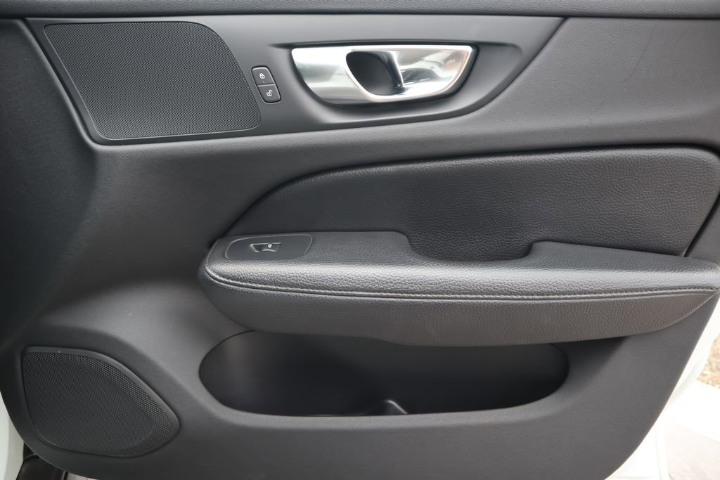 Used 2021 Volvo V60 T5 Cross Country image 24