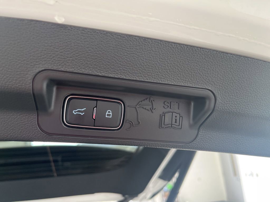 Used 2025 Ford Explorer ST image 32