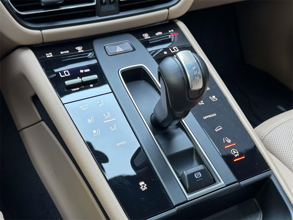 Certified 2025 Porsche Macan Turbo image 28
