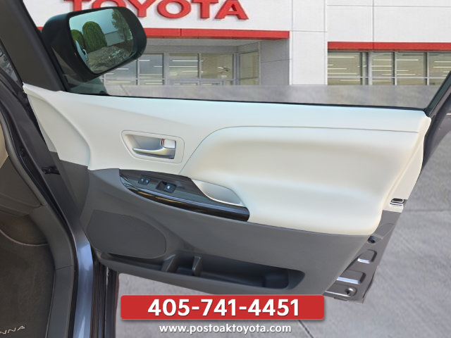 Used 2019 Toyota Sienna XLE w/ XLE Navigation Package FWD image 31