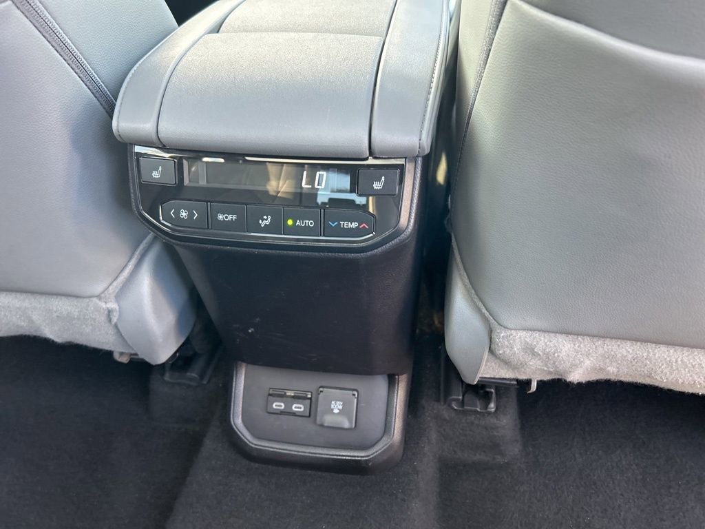 Used 2024 Toyota Highlander Platinum FWD image 29