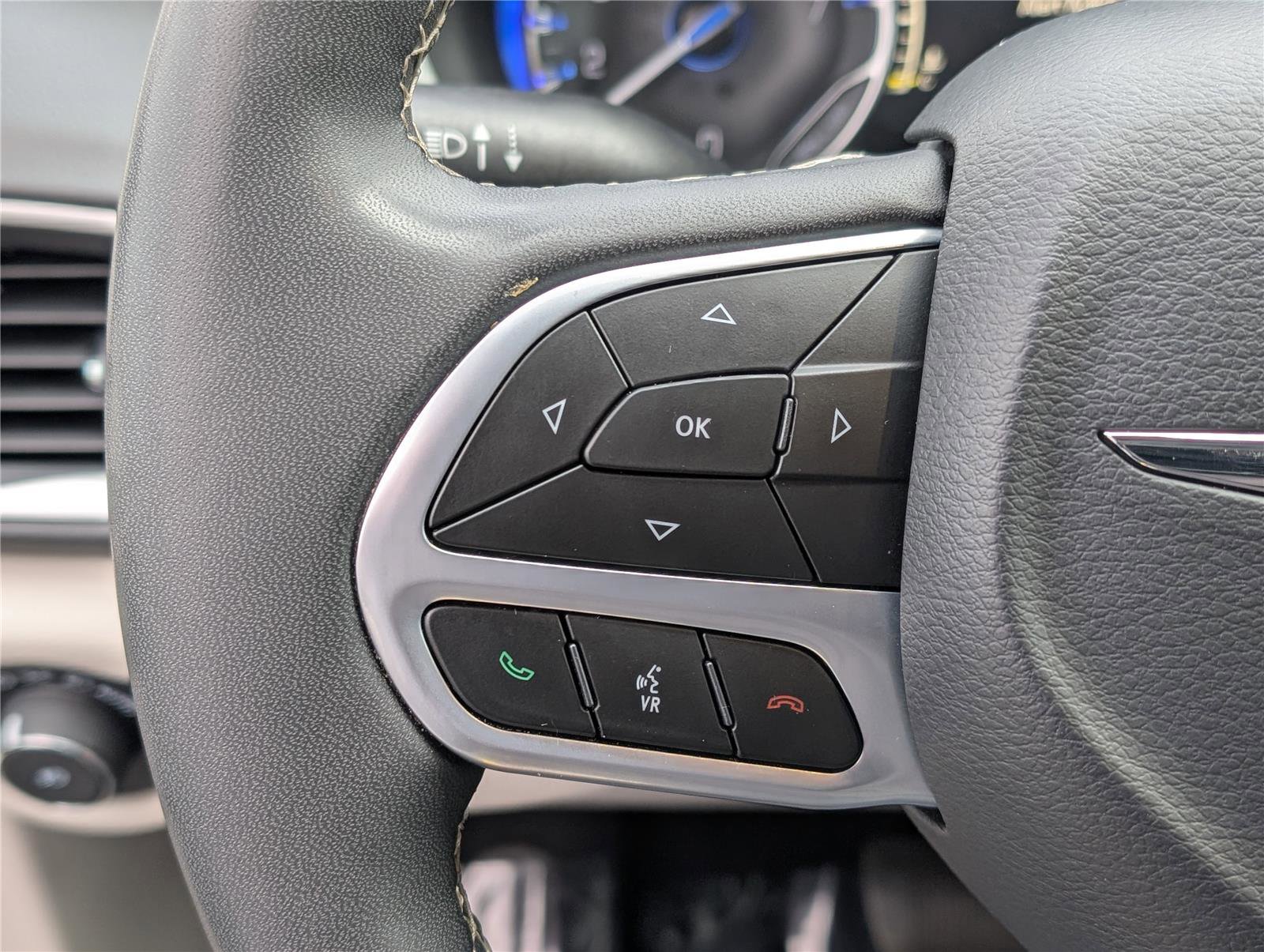 Used 2024 Chrysler Pacifica Touring-L image 22