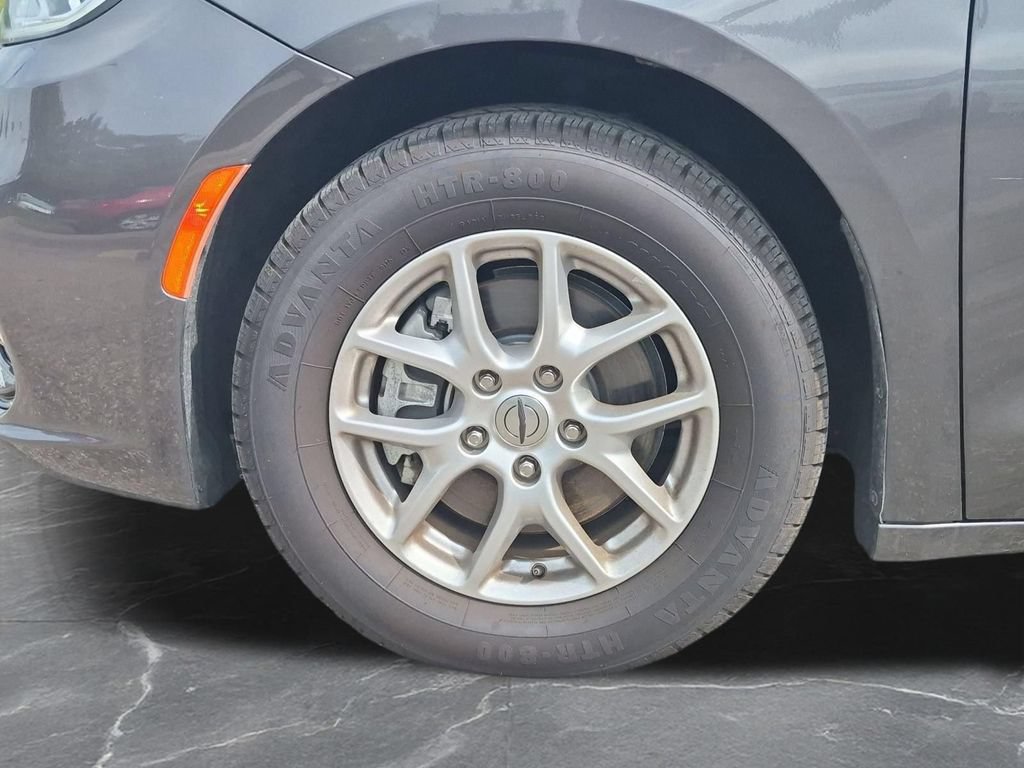 Used 2023 Chrysler Pacifica Touring-L FWD image 32