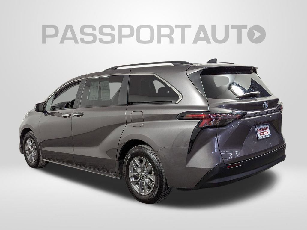 Used 2024 Toyota Sienna XLE image 3