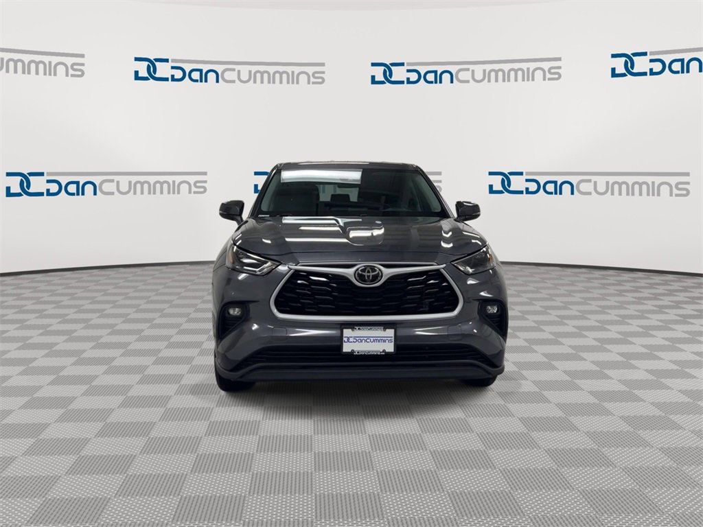 Used 2023 Toyota Highlander LE image 3