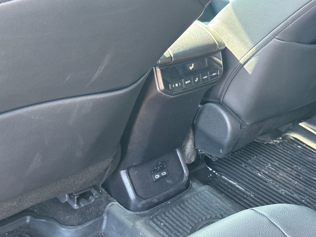 Used 2025 Toyota Highlander XLE image 38