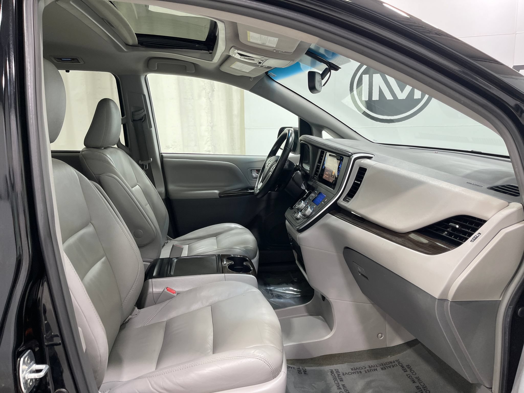 Used 2017 Toyota Sienna XLE w/ XLE Navigation Package FWD image 33