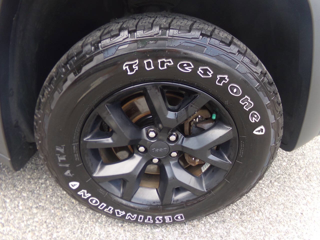 Used 2018 Jeep Cherokee Trailhawk w/ Cold Weather Group image 19