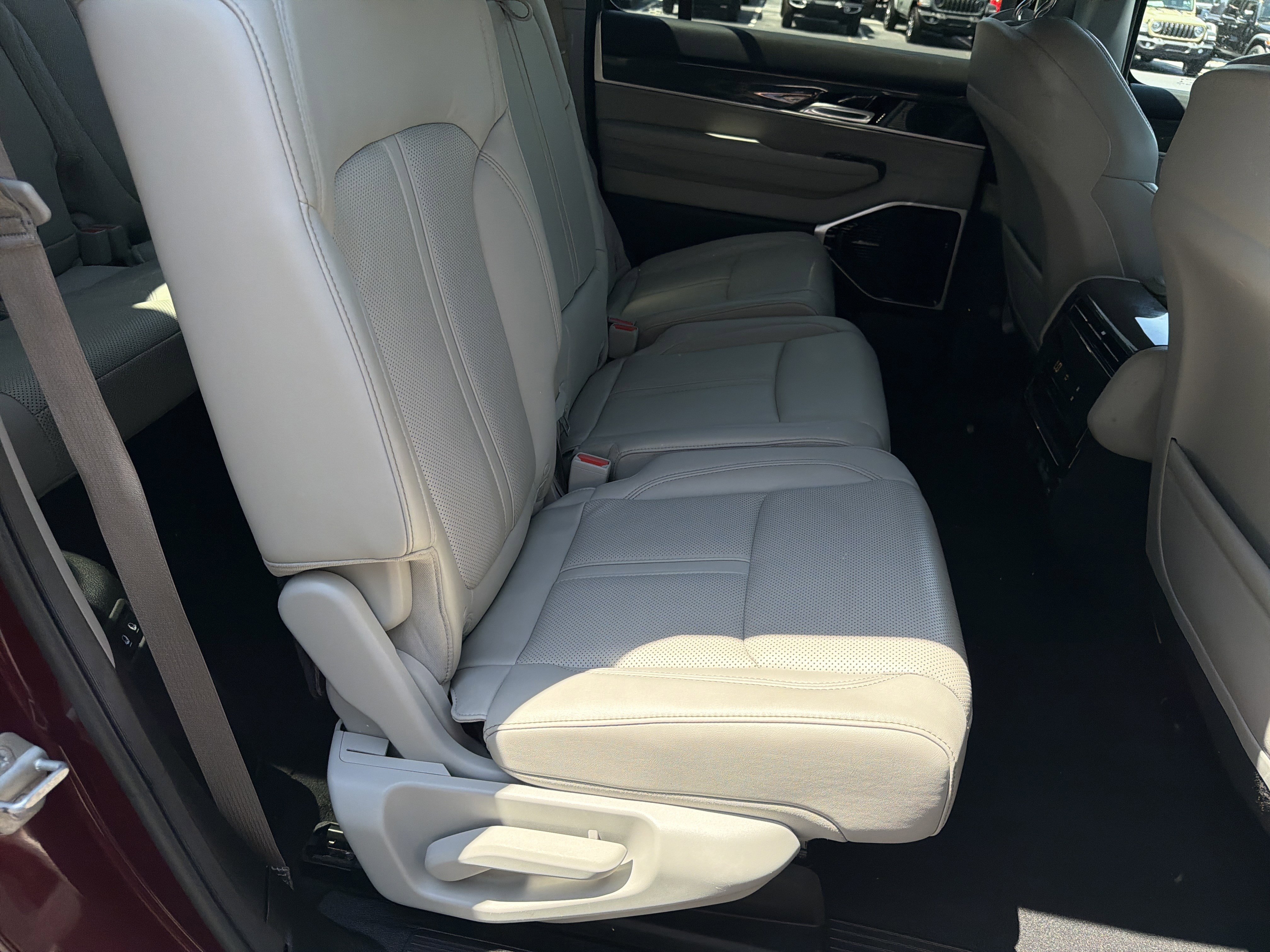 Used 2022 Jeep Wagoneer Series III w/ Premium Group I AWD/4WD image 24