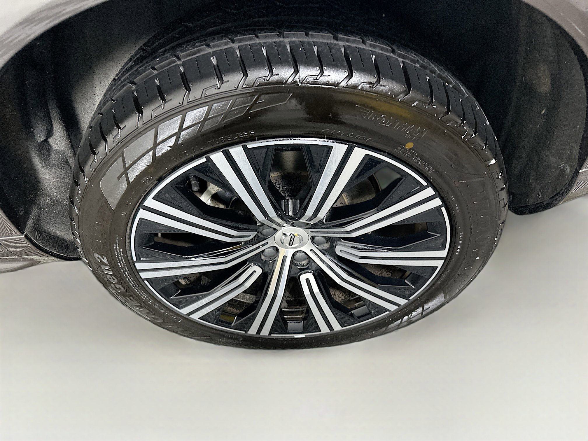 Used 2024 Volvo XC90 B6 Plus image 11