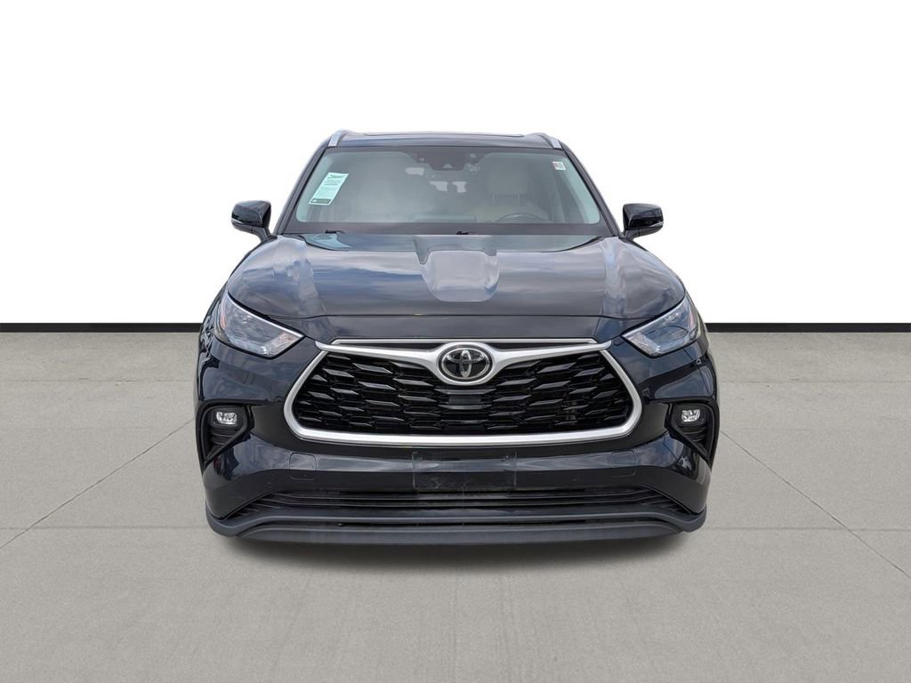 Used 2023 Toyota Highlander XLE image 2