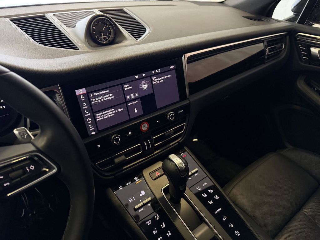 Certified 2022 Porsche Macan image 18