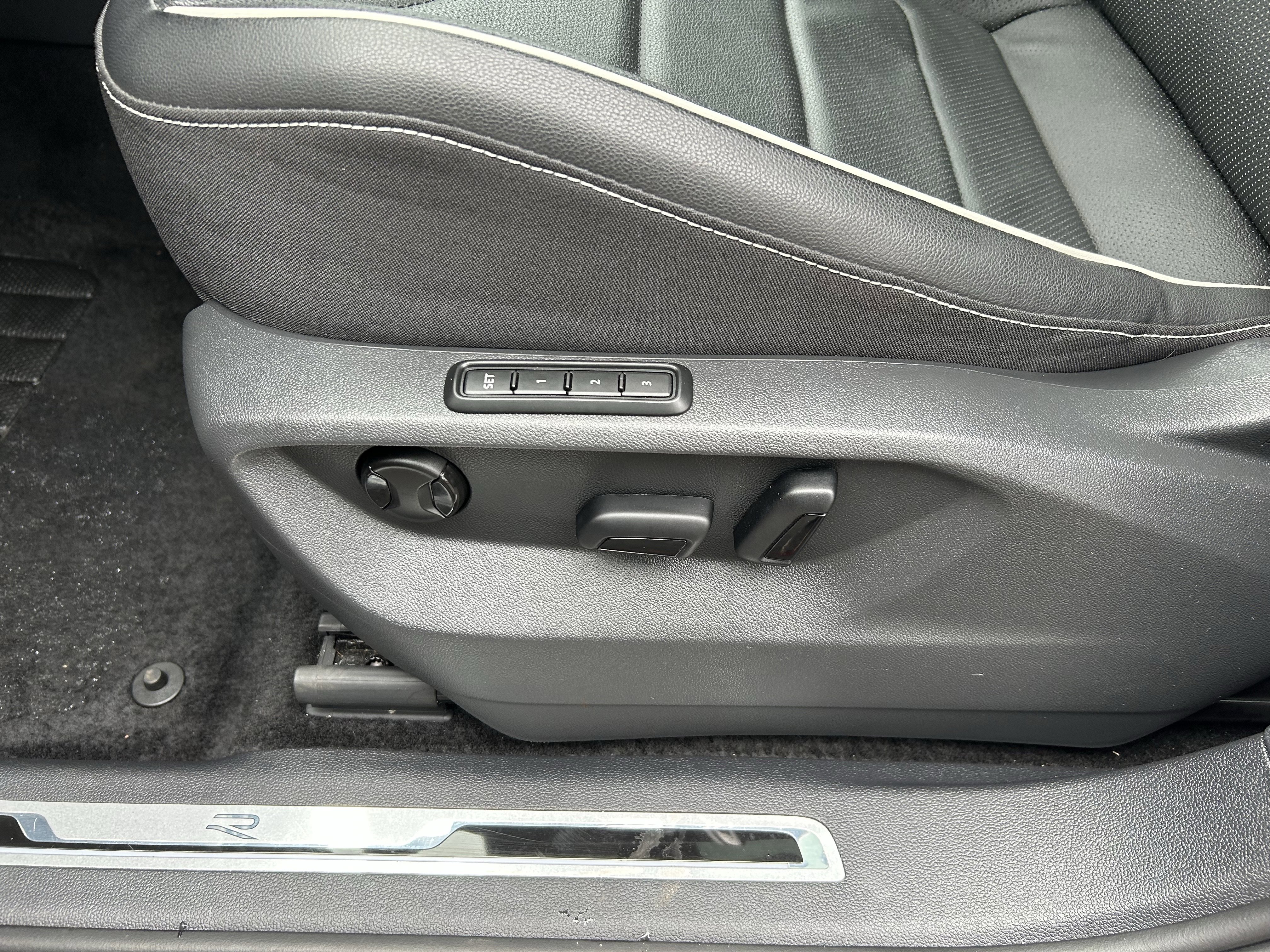 Certified 2024 Volkswagen Tiguan SEL R-Line image 21