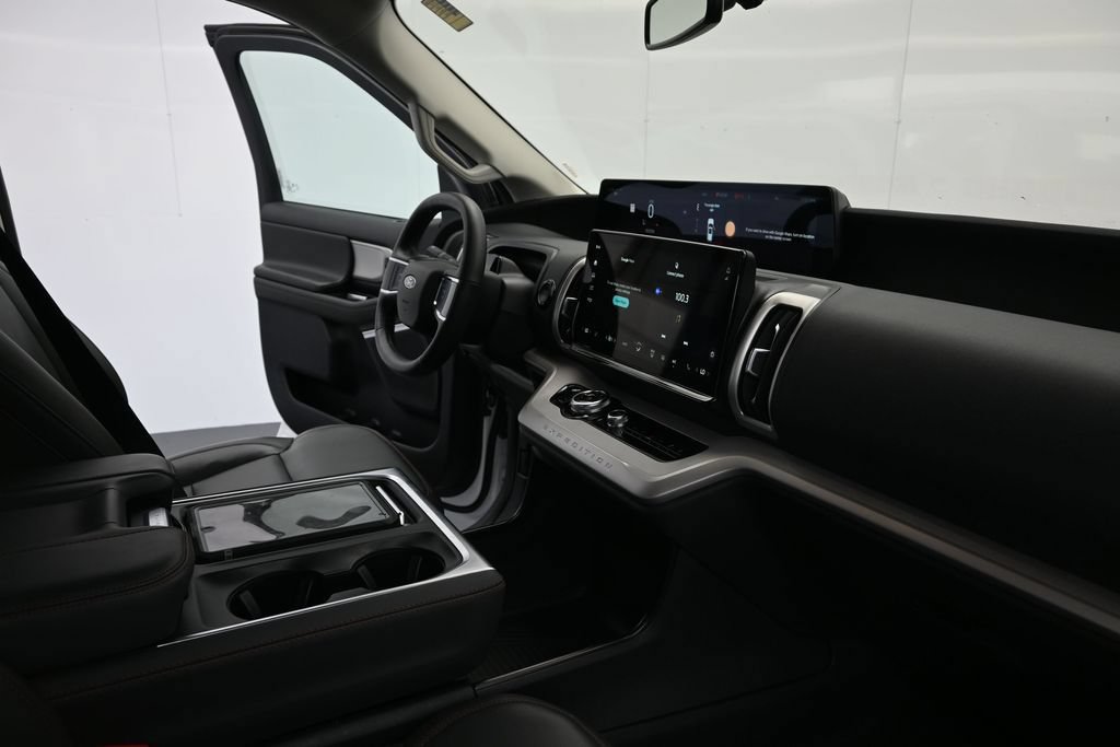 Used 2025 Ford Expedition Active AWD/4WD image 13