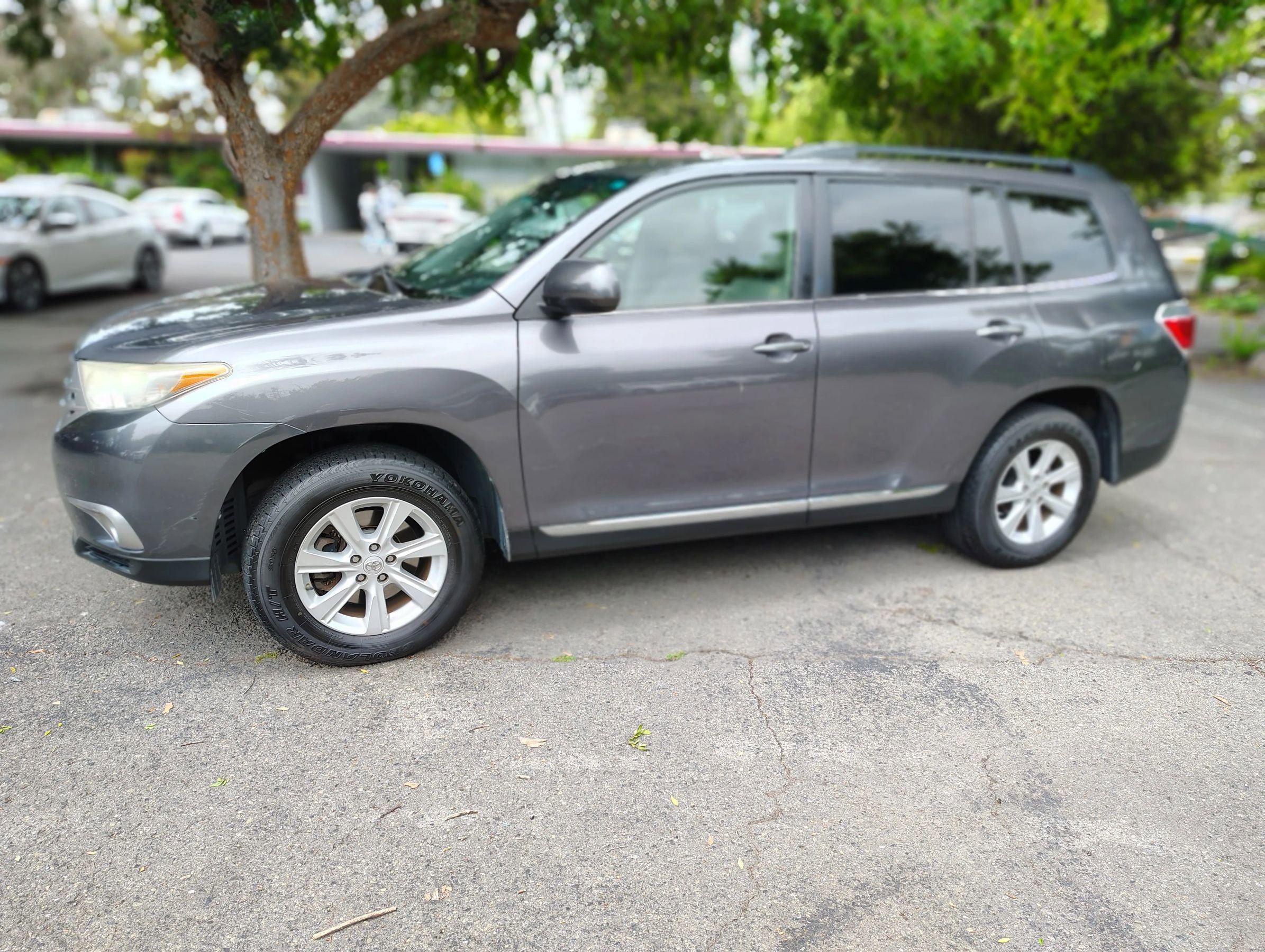 Used 2011 Toyota Highlander SE w/ Tow Pkg AWD/4WD image 2