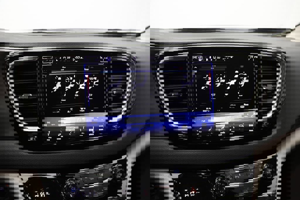 Used 2024 Chrysler Pacifica Touring-L image 21