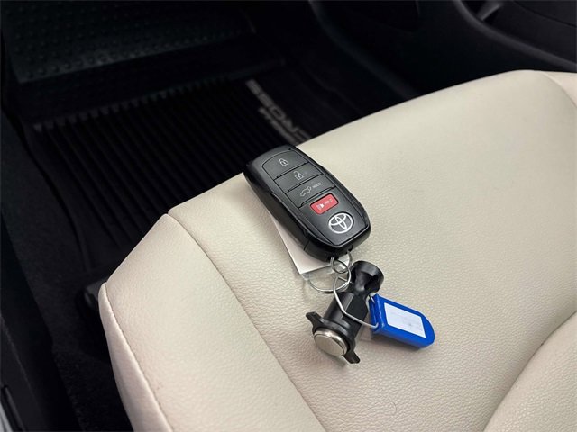 Used 2024 Toyota Corolla Cross XLE image 23