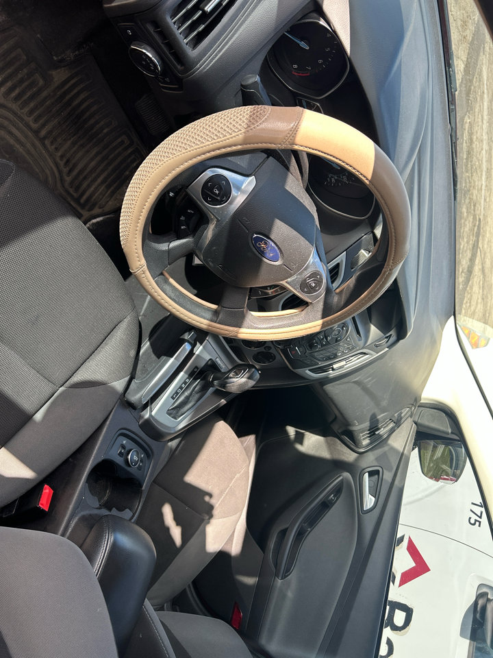 Used 2013 Ford Focus SE w/ SE Winter Pkg image 3