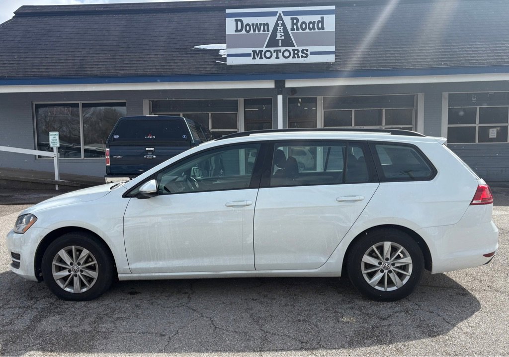 Used 2016 Volkswagen Golf S image 2