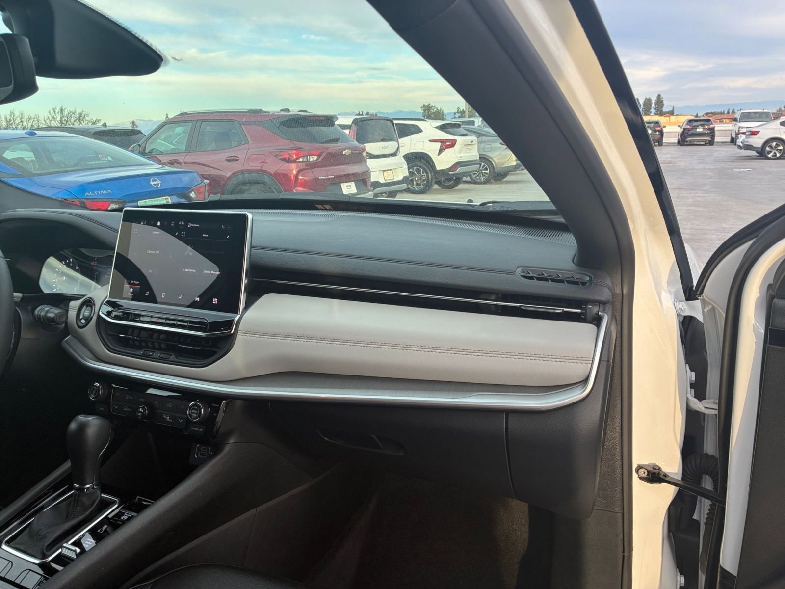 Used 2025 Jeep Compass Limited image 36