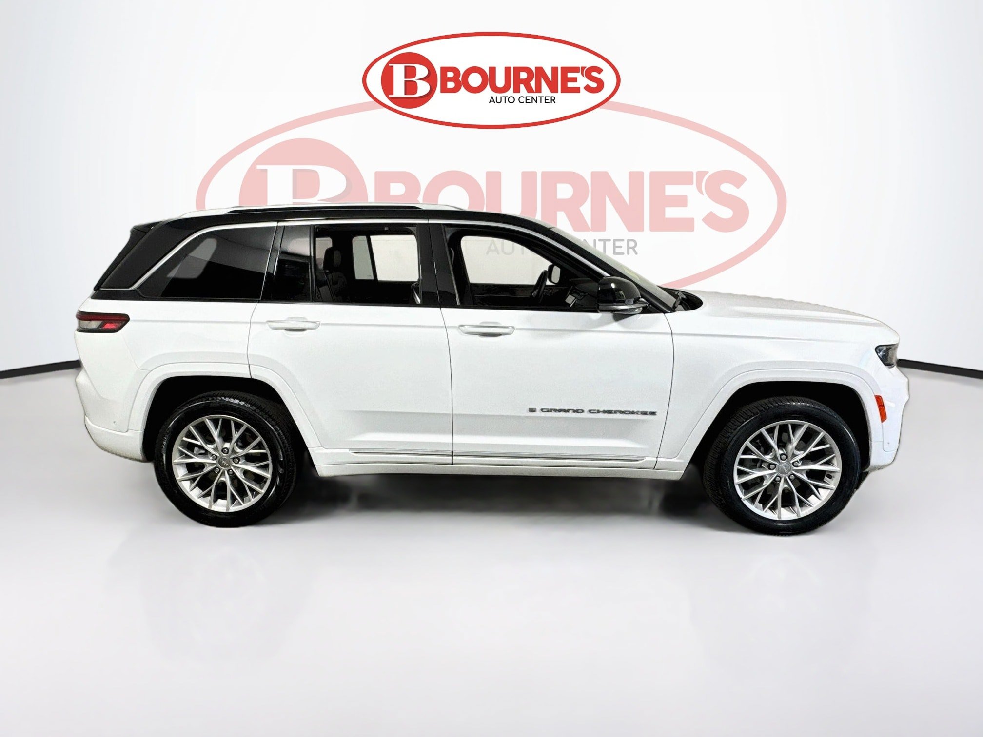 Used 2023 Jeep Grand Cherokee Summit w/ Luxury Tech Group V AWD/4WD image 13