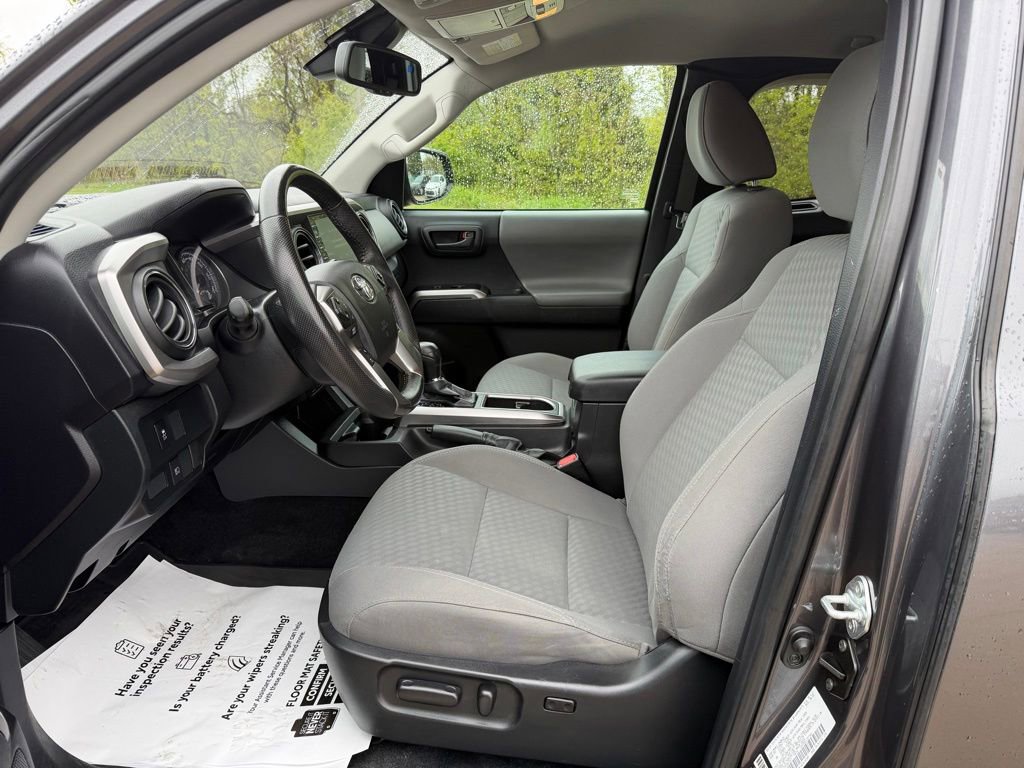 Certified 2022 Toyota Tacoma SR5 AWD/4WD image 11