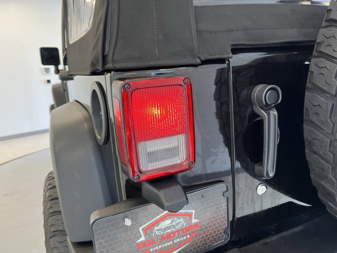 Used 2018 Jeep Wrangler Unlimited Sport S image 32