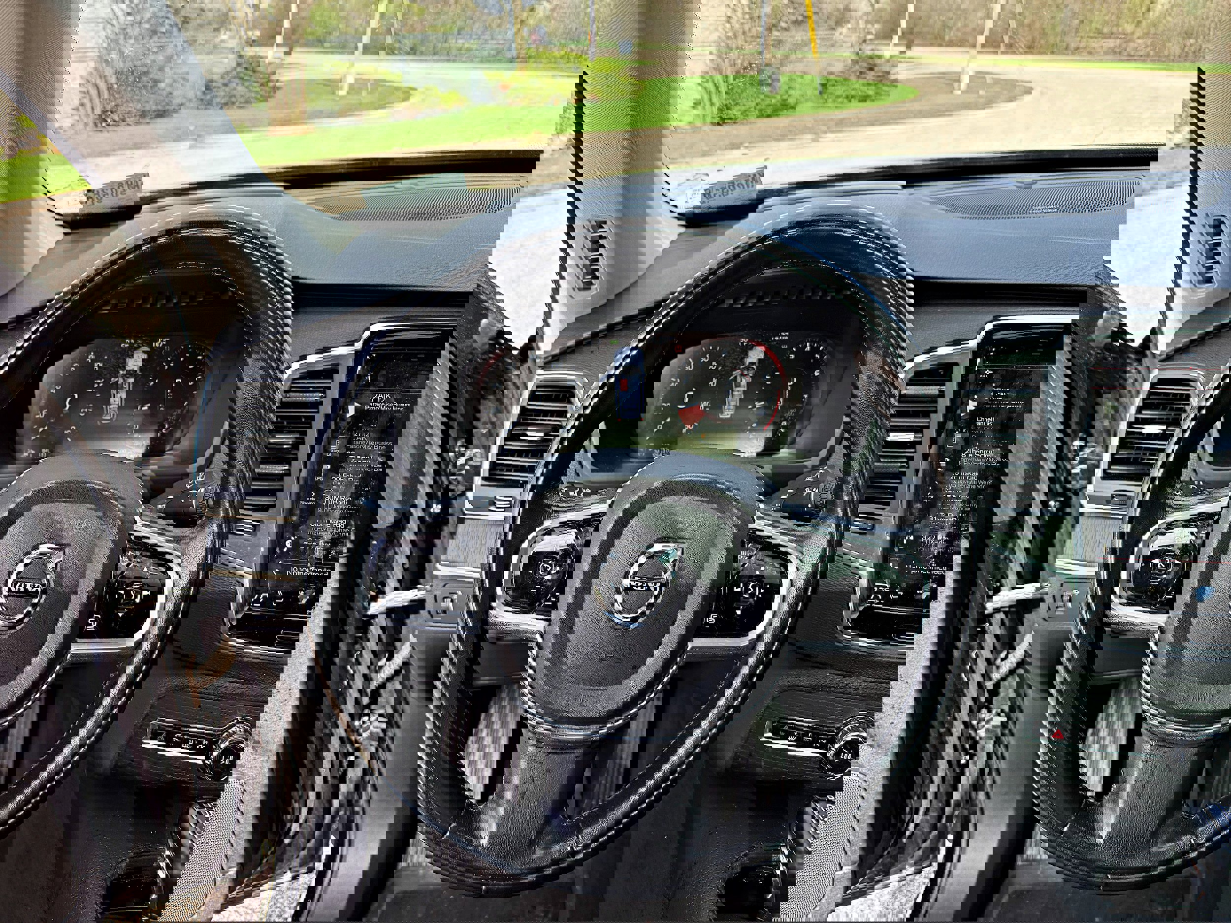 Used 2020 Volvo XC90 T6 Momentum image 14