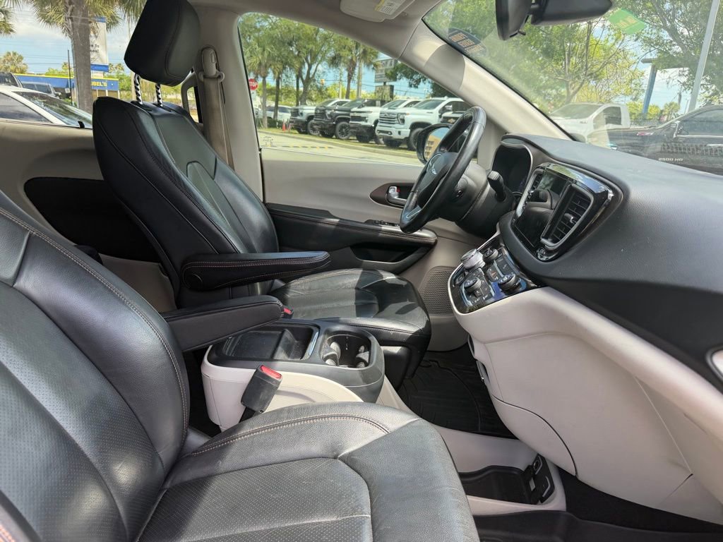 Used 2018 Chrysler Pacifica Touring-L w/ Tire & Wheel Group image 11