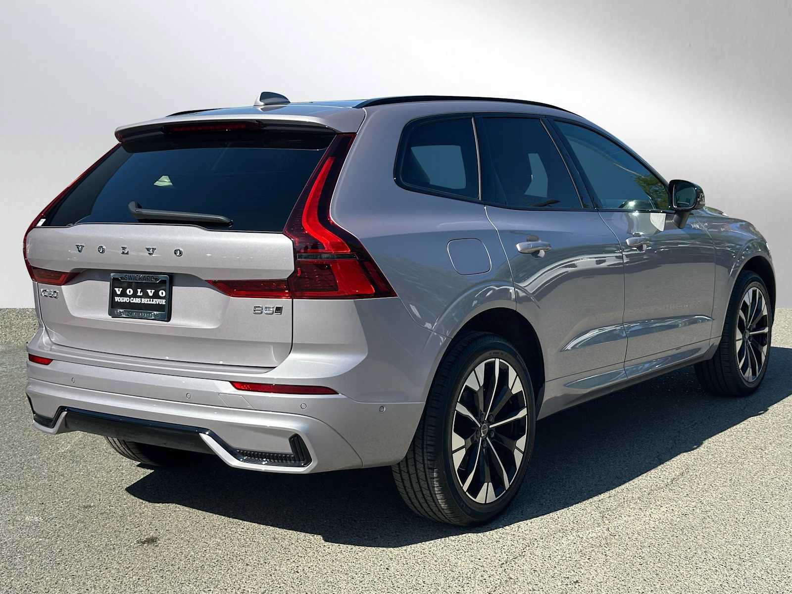 Used 2026 Volvo XC60 B5 Plus w/ Climate Package AWD/4WD image 3