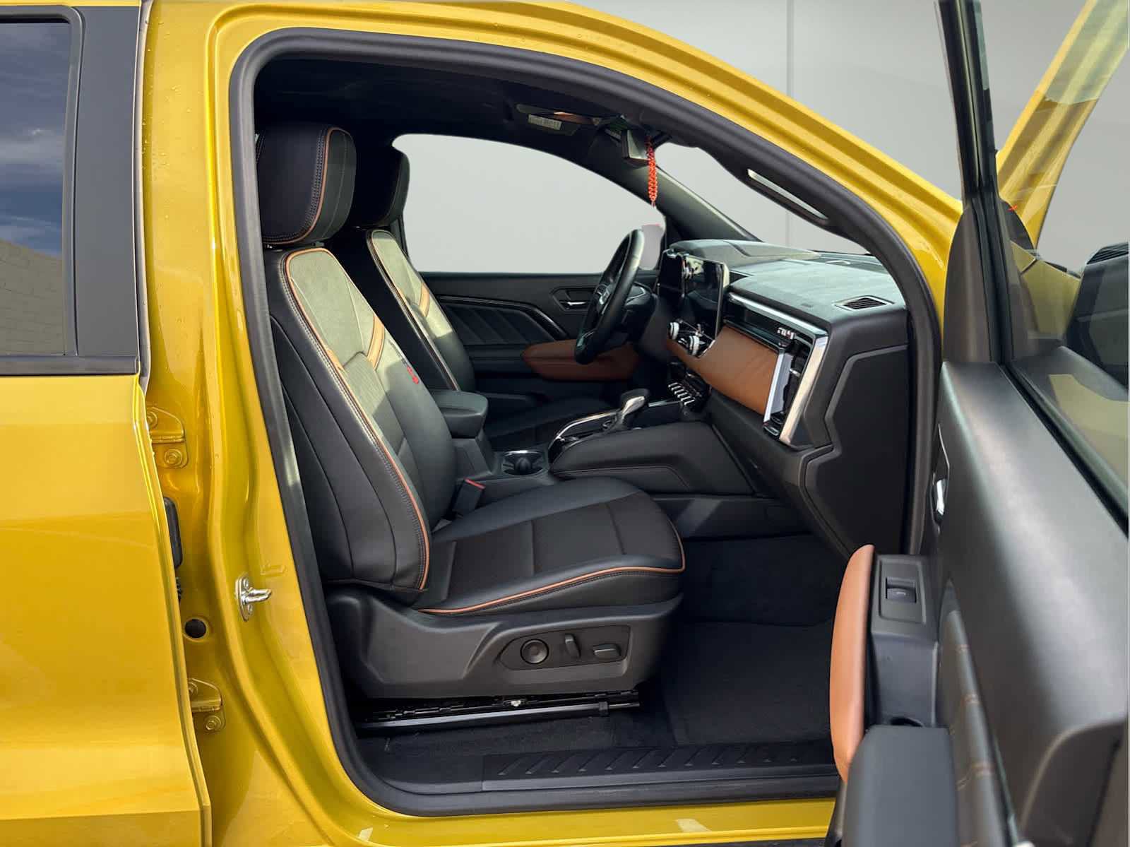 Used 2023 GMC Canyon AT4 w/ AT4 Premium Package image 16