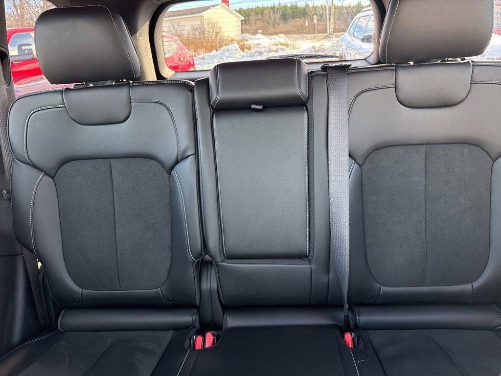 Used 2025 Jeep Grand Cherokee Altitude image 16