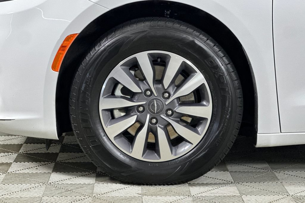 Used 2023 Chrysler Pacifica Touring-L FWD image 33