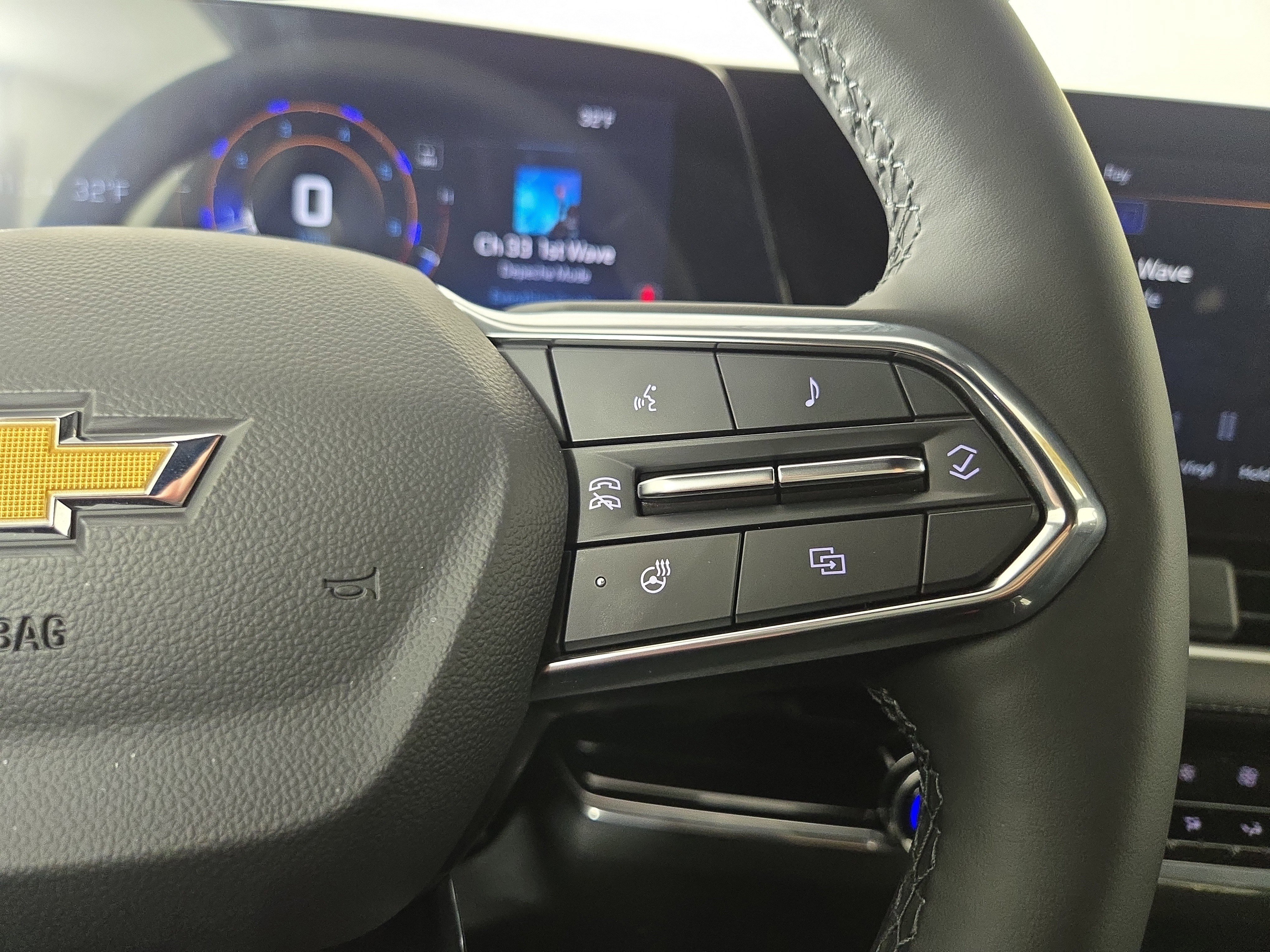 Used 2025 Chevrolet Equinox LT w/ Convenience Package II image 16