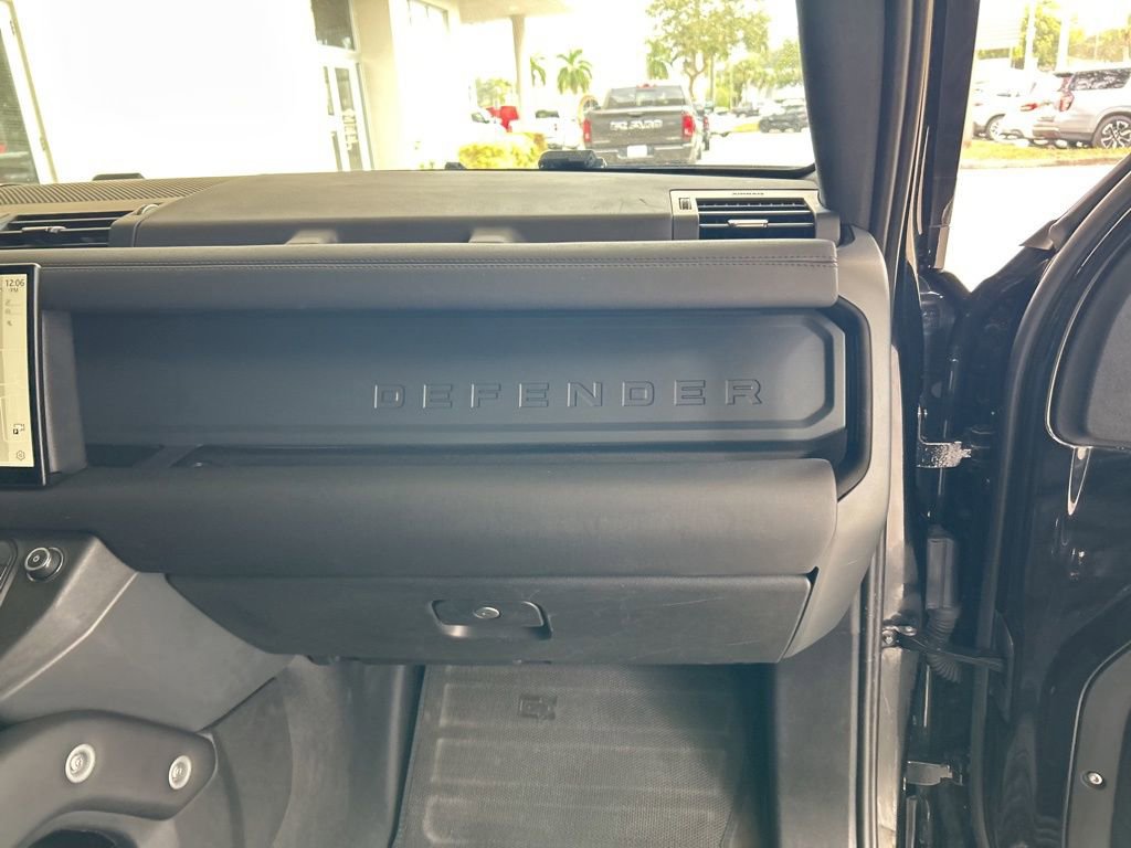 Used 2024 Land Rover Defender 130 X-Dynamic SE image 23