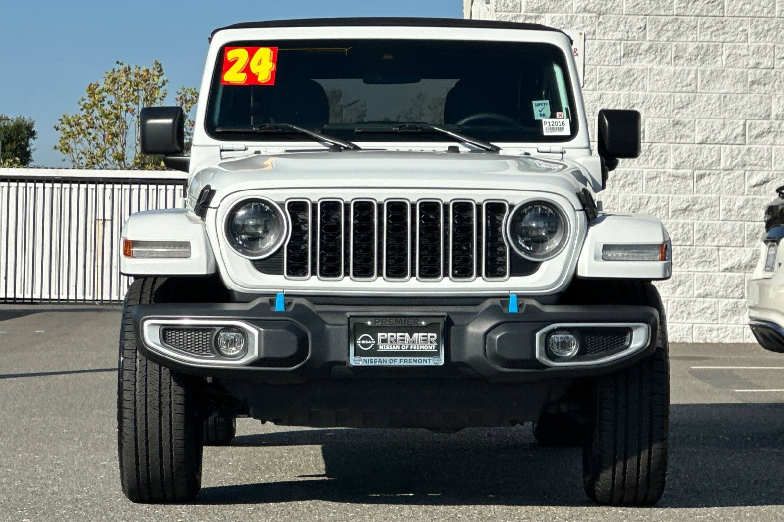Used 2024 Jeep Wrangler Unlimited Sahara AWD/4WD image 9
