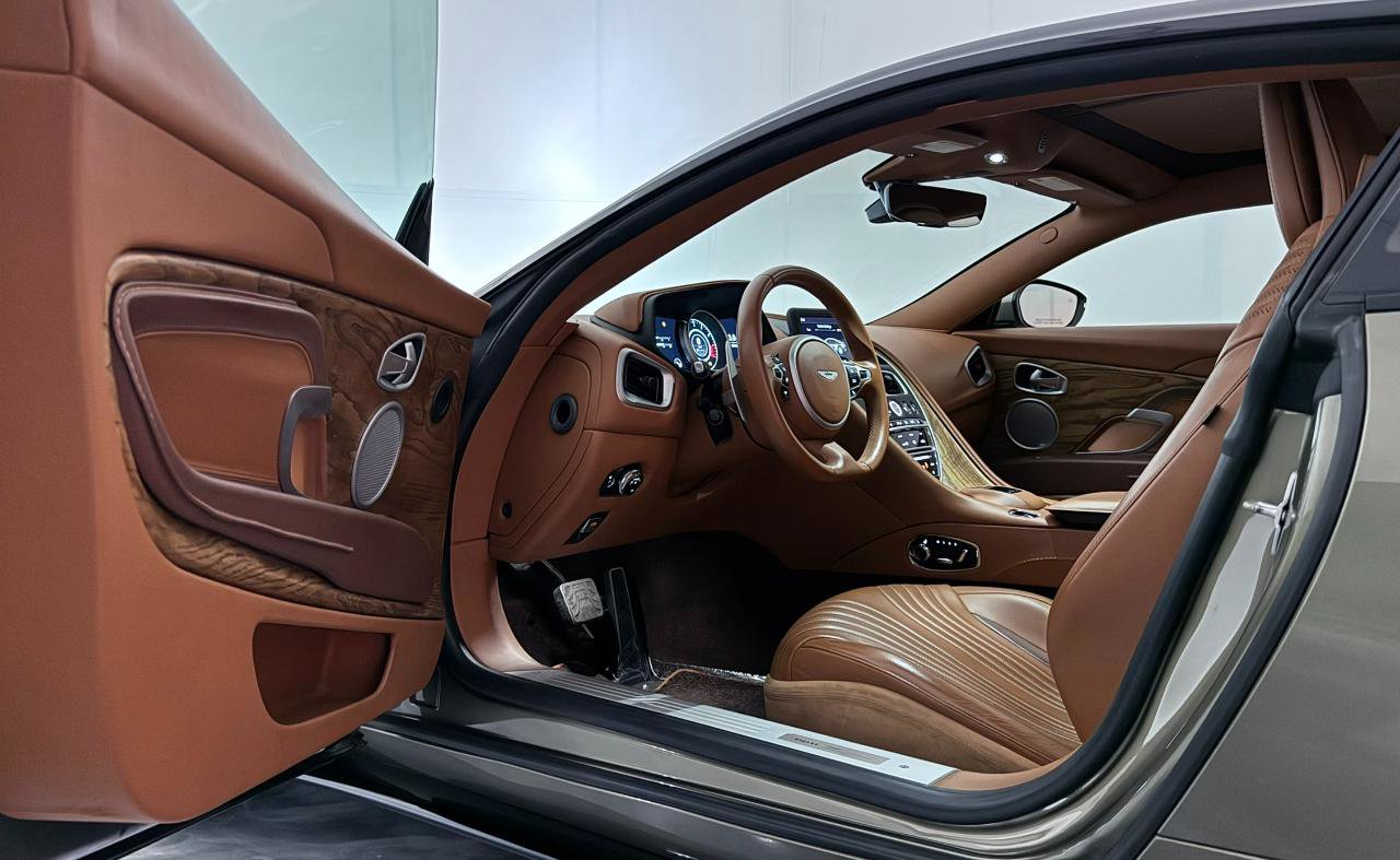 Used 2018 Aston Martin DB11 V12 RWD image 18