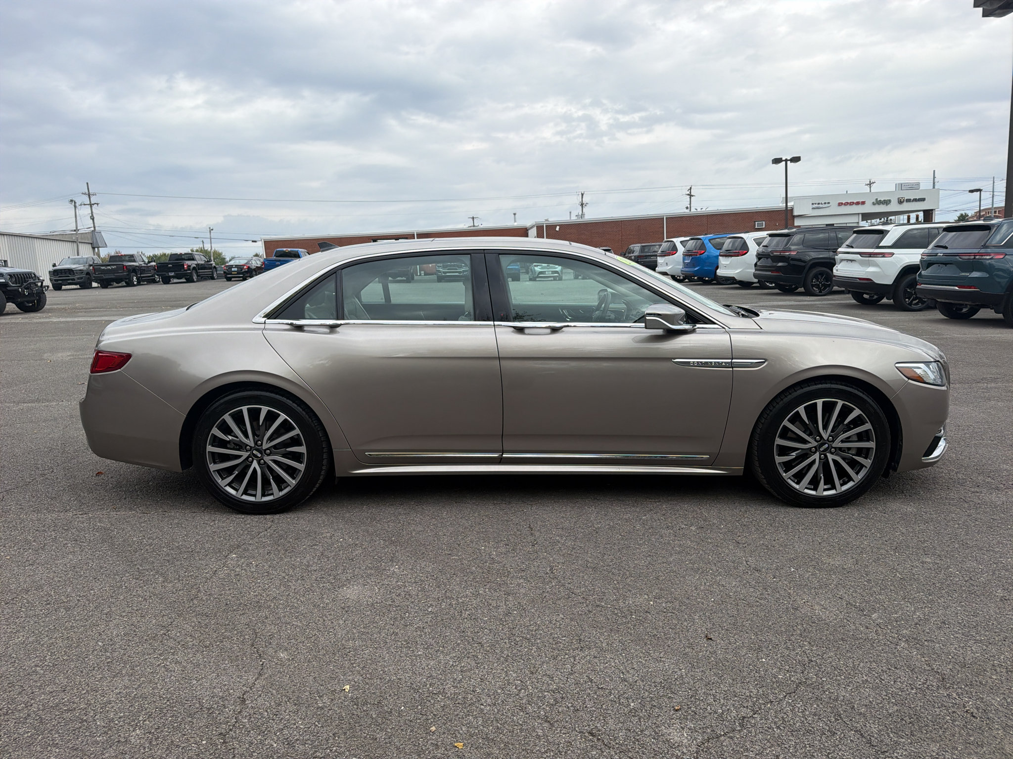 Used 2018 Lincoln Continental Select w/ Continental Climate Package FWD image 4