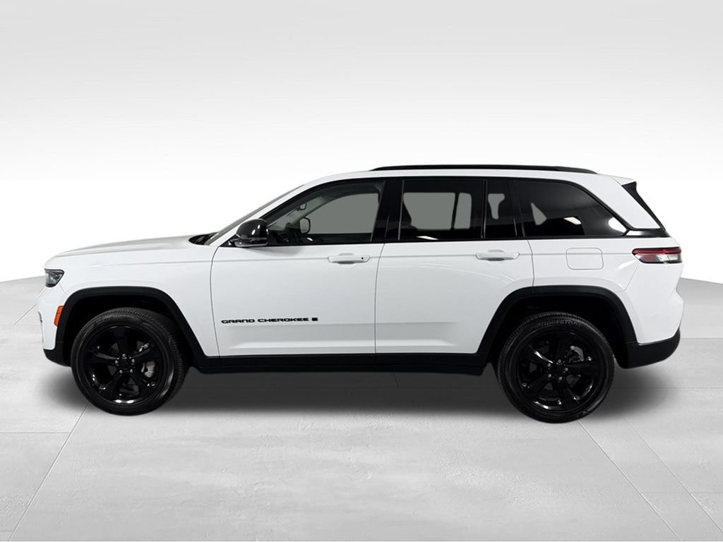 Used 2023 Jeep Grand Cherokee Limited w/ Black Appearance Package RWD image 11