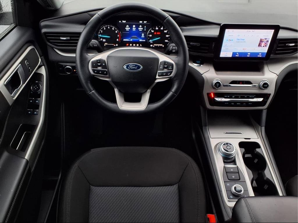 Used 2023 Ford Explorer XLT image 2