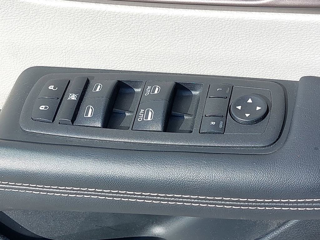 Used 2023 Chrysler Voyager LX image 23