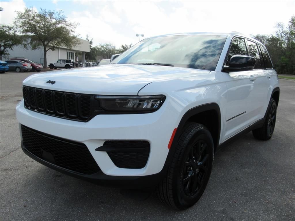 Certified 2025 Jeep Grand Cherokee Altitude image 3