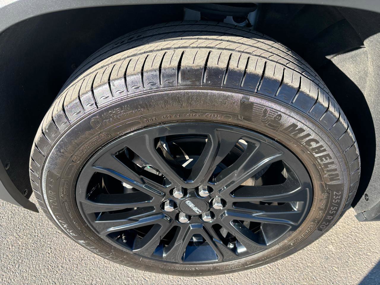 Used 2023 GMC Acadia SLT w/ Elevation Edition image 9